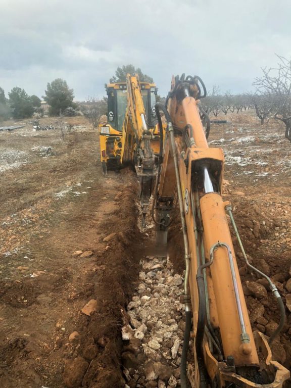 retroexcavadora finca zanja charches almendros retroexcavadora tierras finca terreno agricola guadix