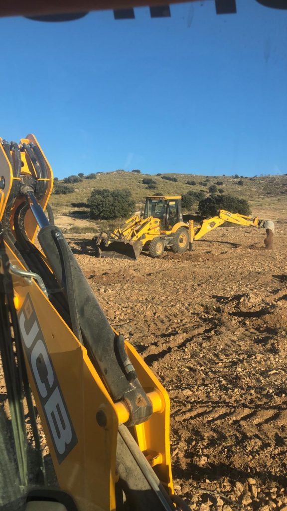 retroexcavadora tierras finca terreno agricola guadix